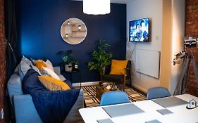 Flat 1 - King Bed, Parking, Workspace, Wi-Fi, Corporates
